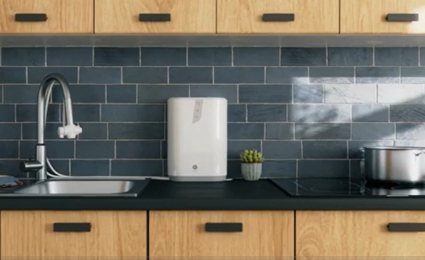 Filtro de agua eSpring instalado en una cocina moderna, proporcionando agua filtrada y saludable